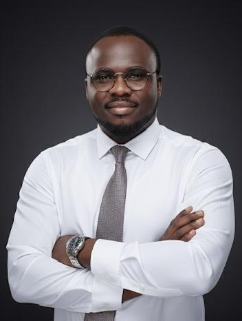 Portrait de Boaz Mputu, Chef Multimedia chez Light Digital Consulting